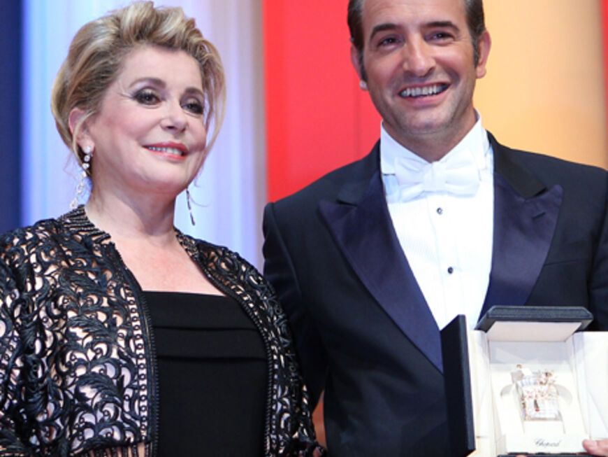Der französische Schauspieler Jean Dujardin posierte mit Catherine Deneuve, nachdem er als "Bester Schauspieler" in dem Film "The Artist" ausgezeichnet wurde