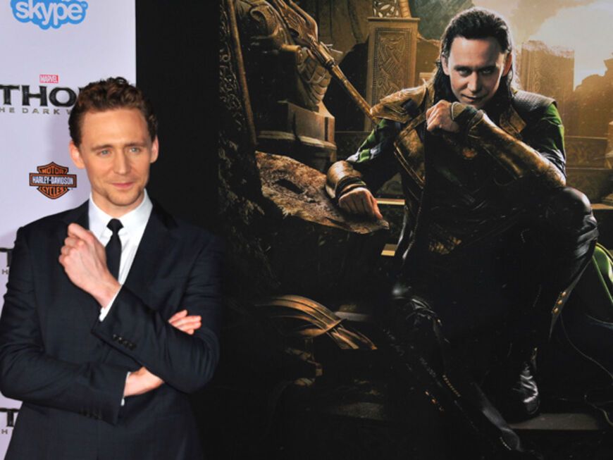 Tom Hiddleston posiert neben seiner Rolle des "Loki"