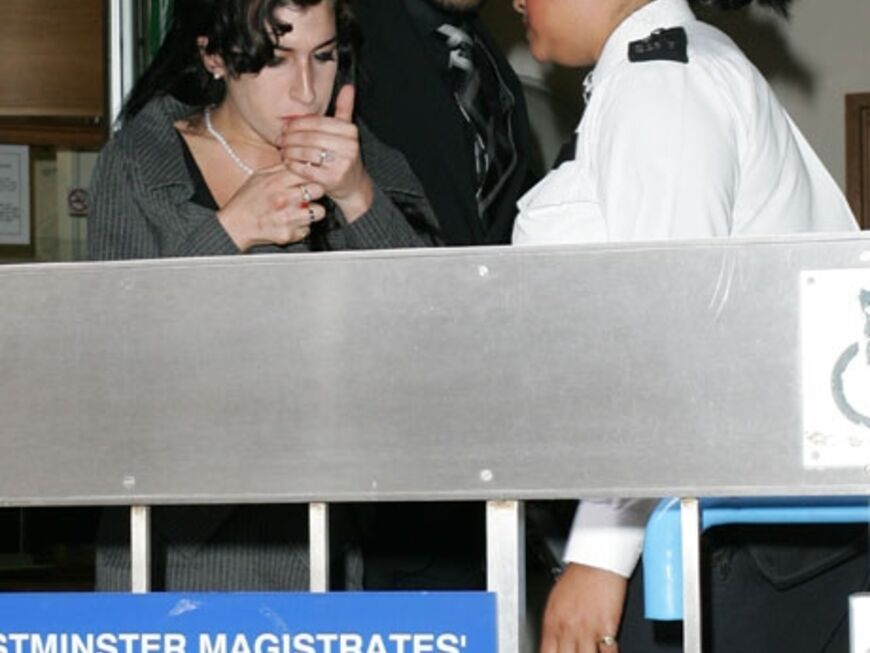 Schnell noch eine Zigarette - Amy Winehouse muss zum Gerichtstermin. Am Donnerstag konnte noch kein Urteil gefällt werden. Es mussten noch mehrere Zeugen verhört werden