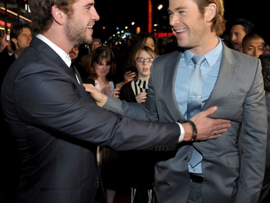 Na, wen haben wir denn da? Liam Hemsworth trifft auf seinen Bruder Chris Hemsworth ...