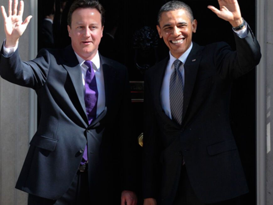 David Cameron und Barack Obama winken den wartenden Fotografen fröhlich vor der Downing Street 10 zu
