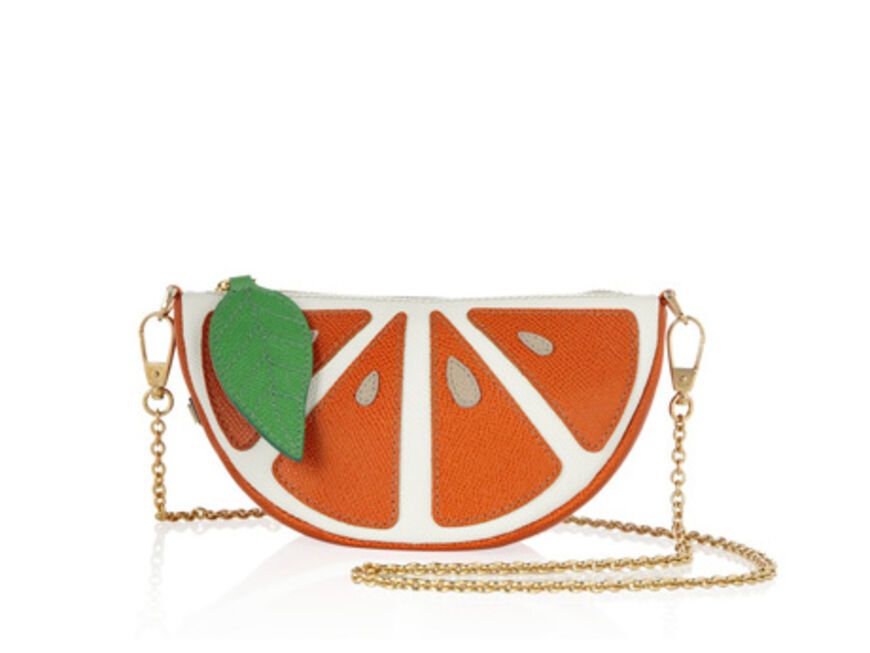 Eine Scheibe Sonnenschein: Handtasche in Orangenform von Dolce&Gabbana über stylight.de, ca. 395 Euro