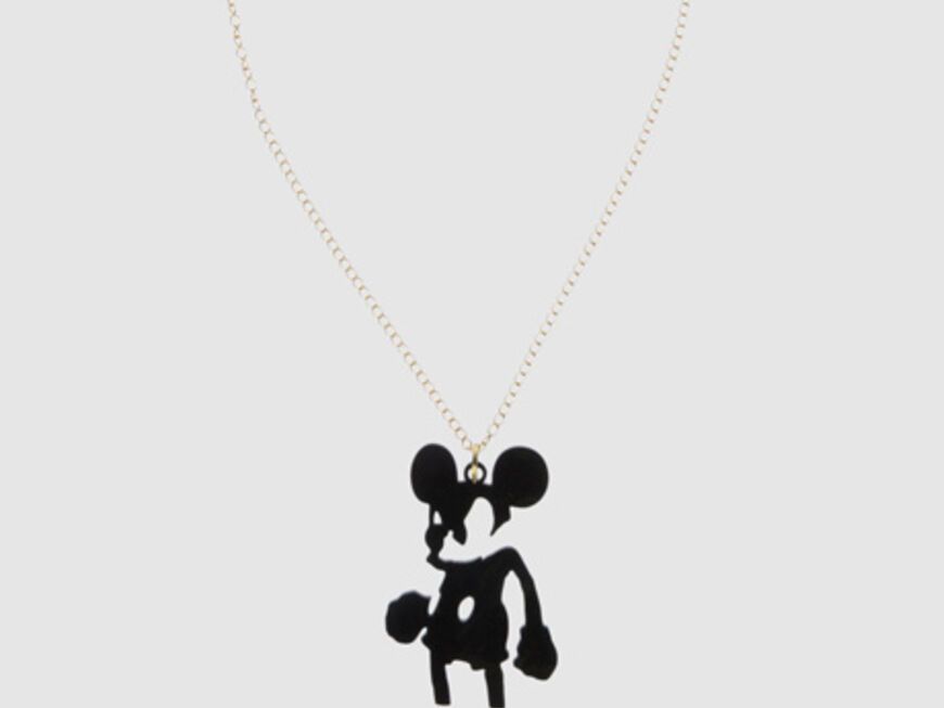 11. September 2012: Ring frei für Mickey! Der kleine Disney-Star kommt an ihrem Hals groß raus. Kette über yoox.com, ca. 70 Euro