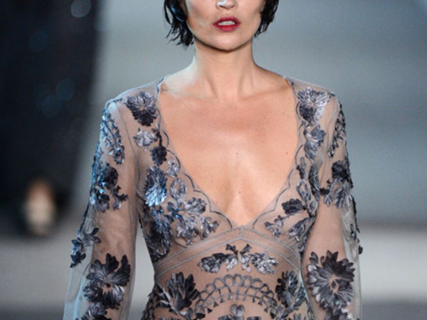 Erkennen Sie dieses Topmodel? Kate Moss lief für Louis Vuitton und war unter der schwarzen Kurzhaar-Perücke kaum wieder zu erkennen