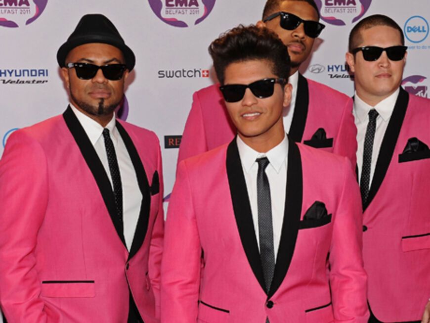 Chartstürmer Bruno Mars kam mit seiner Entourage - unverkennbar alle im gleichen Outfit