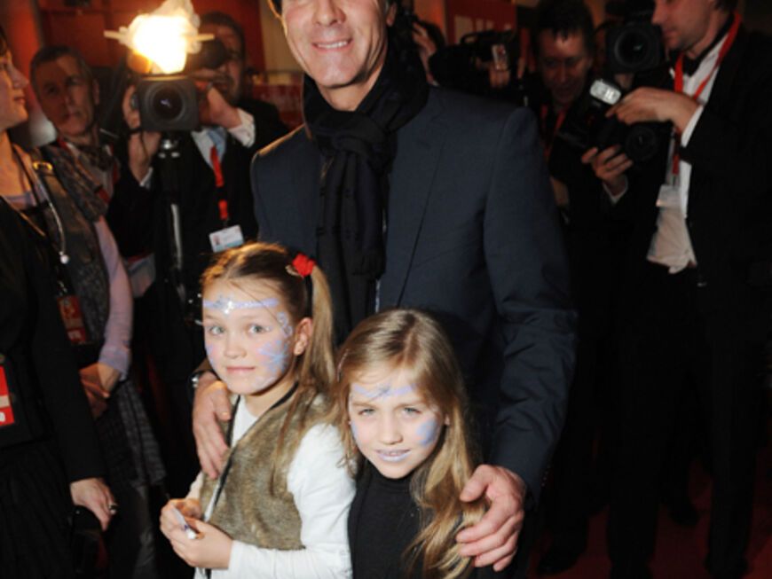 Zeigte ein großes Herz für Kinder: Fußball-Nationaltrainer Jogi Löw mit Kindern auf dem roten Teppich