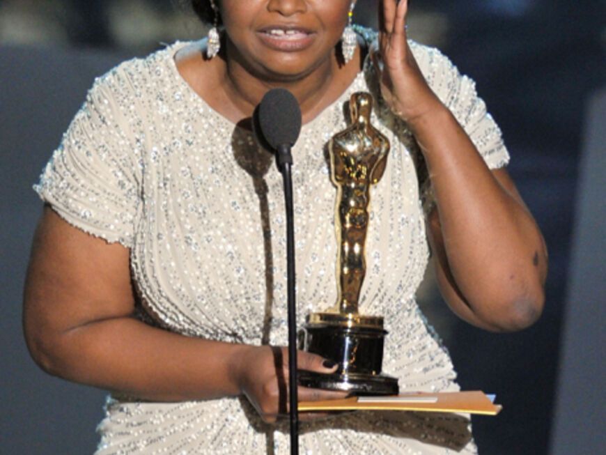 Was für ein rührender Moment: Octavia Spencer ("The Help") bekommt den Oscar als beste Nebendarstellerin ...