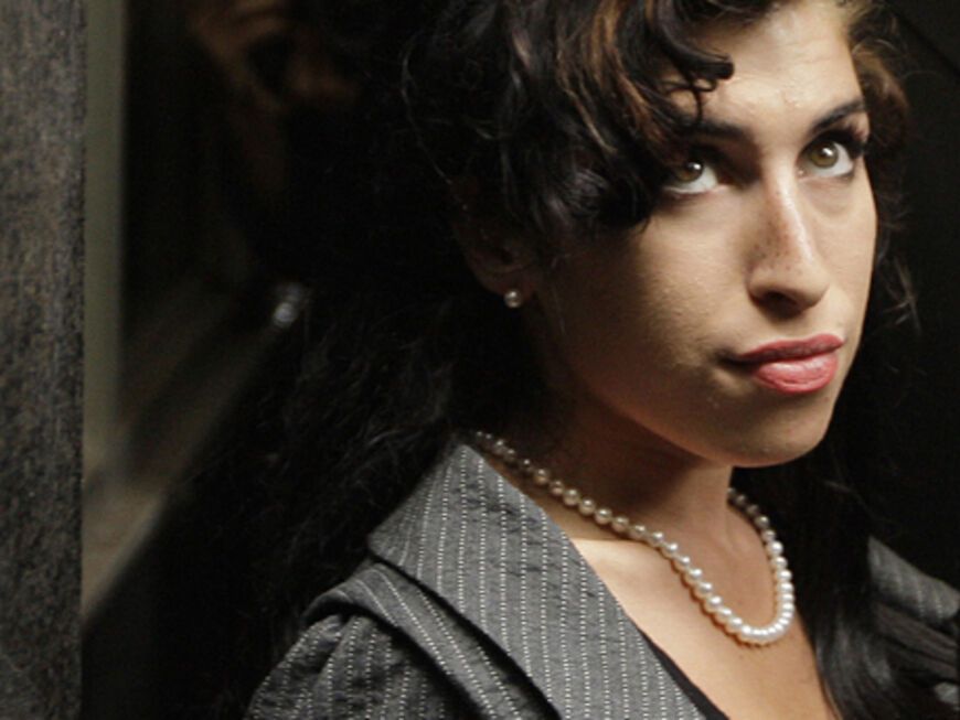 Amy Winehouse mit einer Perlenkette