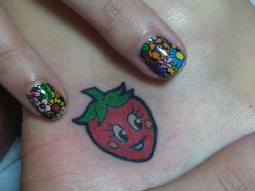 ...es ist eine kleine Cartoon-Erdbeere auf dem Knöchel geworden. Die Sängerin veröffentlichte das Foto auf ihrer Twitter-Homepage