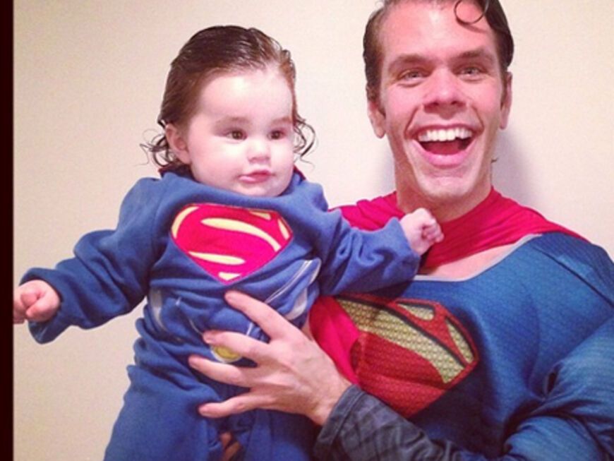 Und  auch Perez Hiltons Sohnemann ist ein Supermann - genau wie Papa! Gut,  dass er nicht sieht, in welches Kostüm sich sein Vater am späteren Abend  geworfen hat...