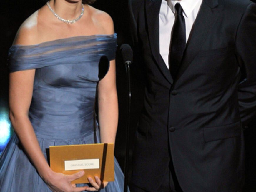 Penelope Cruz und Owen Wilson auf der Bühne. Sie präsentieren den Oscar für die beste Musik. Und der geht an Ludovic Bource für "The Artist"