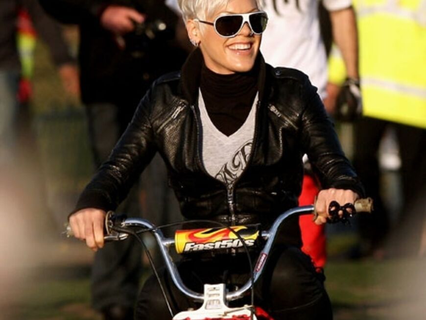 Sängerin Pink fährt auf einem Mini-Bike