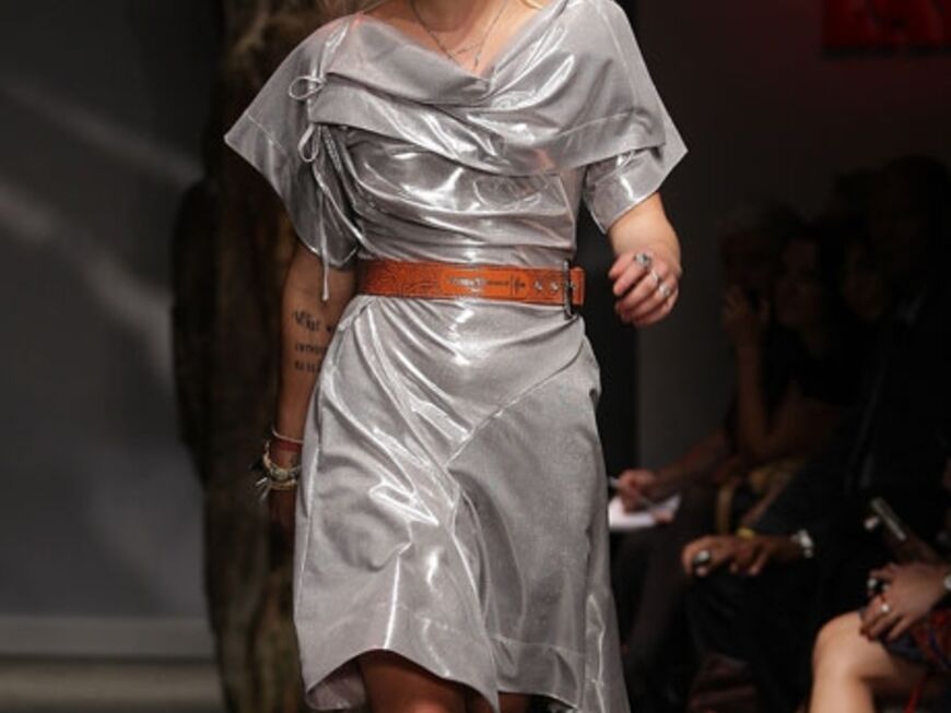 Pixie Geldof auf dem Laufsteg. Das Outfit hat Vivienne Westwood entworfen
