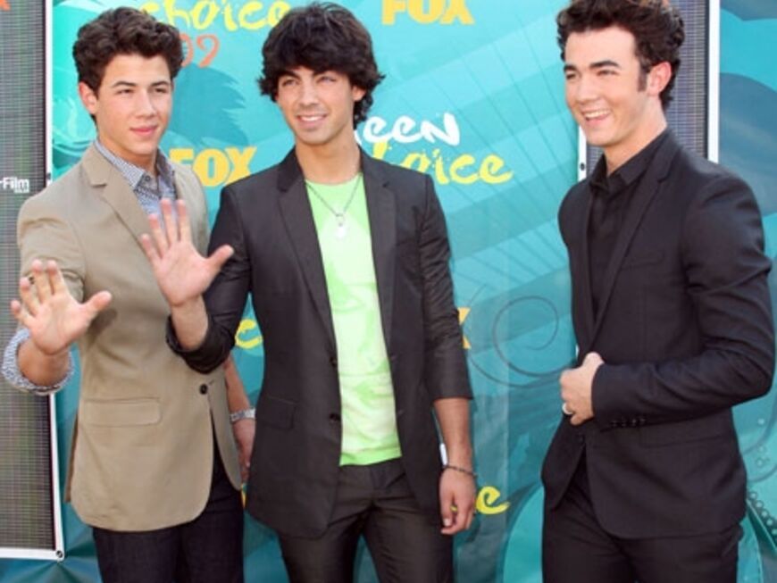 Die Jonas Brothers posieren für die Fotografen. Sie räumten den Preis für den besten Song des Sommers ab