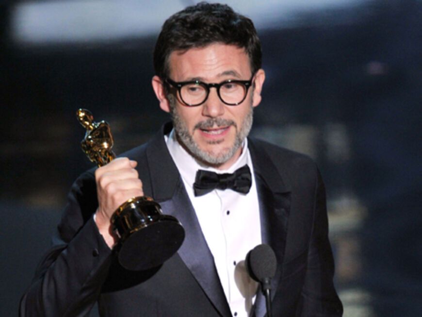"The Artist"-Regisseur Michel Hazanavicius hält seinen Oscar in den Händen