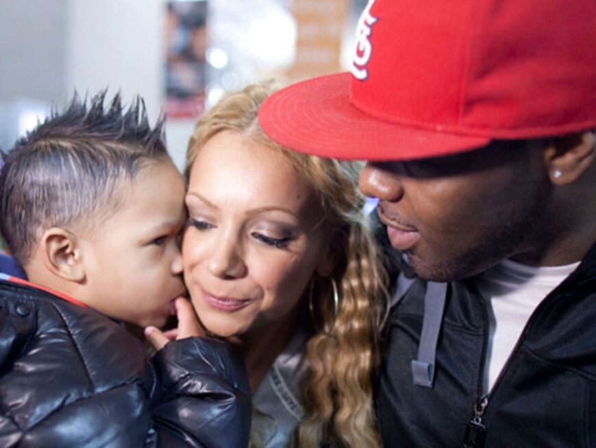 Tränenreicher Abschied: Schauspielerin Radost Bokel mit ihrem zweieinhalbjährigen Sohn Tyler Junior und ihrem Mann Tyler Woods