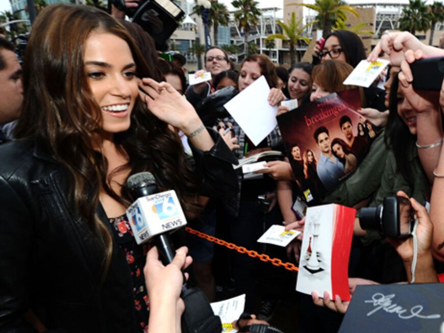 Große Überraschung für die wartenden Fans vor der Comic-Con-Halle: "Twilight"-Star Nikki Reed schaute spontan vorbei