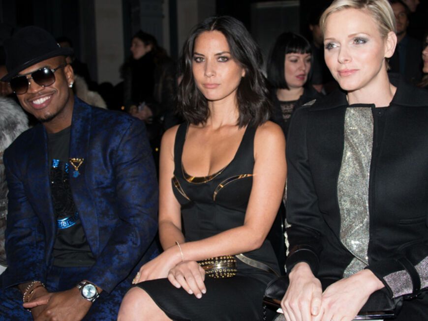 Sänger Ne-Yo, Schauspielerin Olivia Munn und Fürstin Charléne von Monaco bei Versace