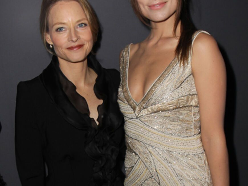 Jodie Foster und Olivia Wilde stellen sich für ein Foto auf ﻿