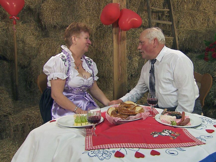 Beim letzten gemeinsamen Abend der Hofwoche fragt Dieter Renate bei einem romantischen Rendezvous auf dem Heuboden, ob sie mit ihm zusammenleben will. Sie sagt 'Ja'!