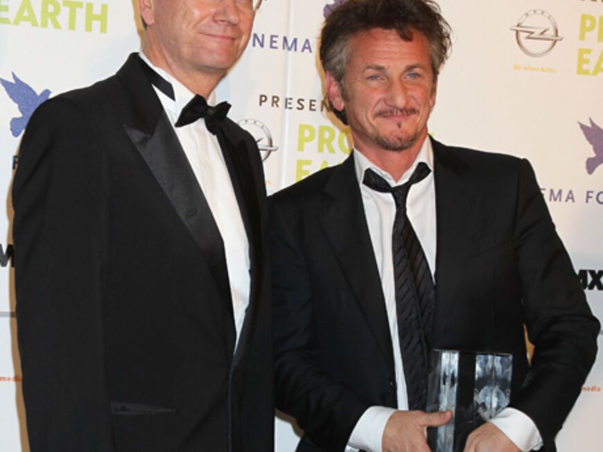 Gemeinsam Gutes tun: Außenminister Guido Westerwelle überreicht Preisträger Sean Penn eine Auszeichnung für seinen Einsatz auf Haiti. Insgesamt sammelte Penn allein am Abend rund 1 Million Euro für das Krisengebiet