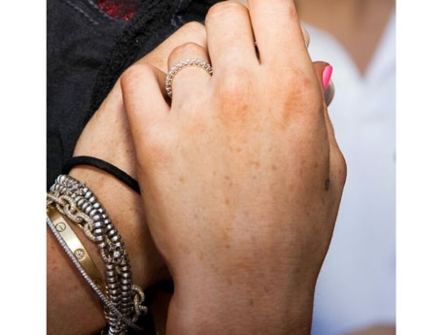 Was der Ring wohl an Lindsays Finger zu bedeuten hat? Ihre On/Off-Freundin Samantha Ronson hat jedenfalls nicht aufgelegt, sondern DJ Steve Akoi