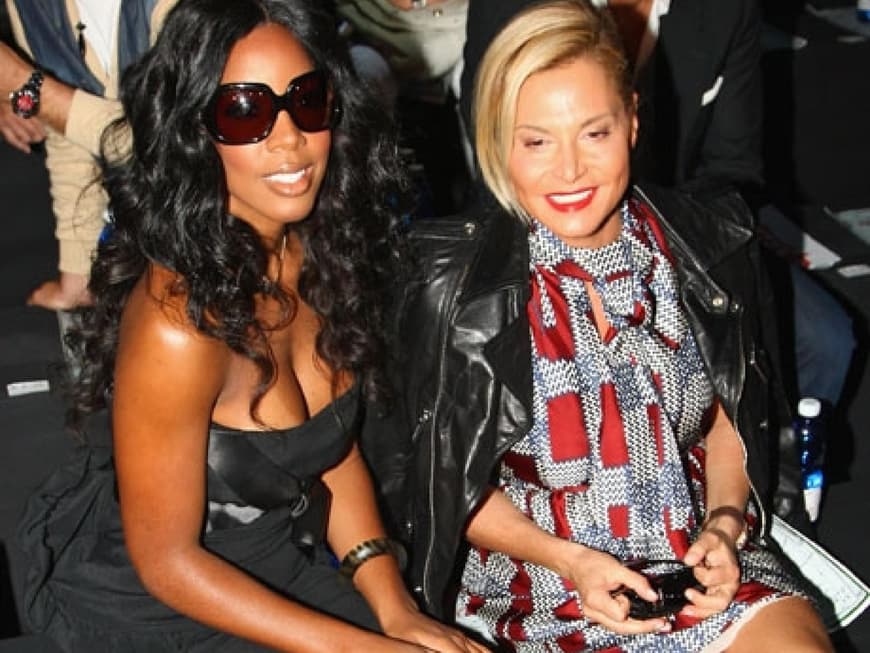 Kelly Rowland versteckt sich hinter dicken Brillengläsern bei der "DSquared2" Show