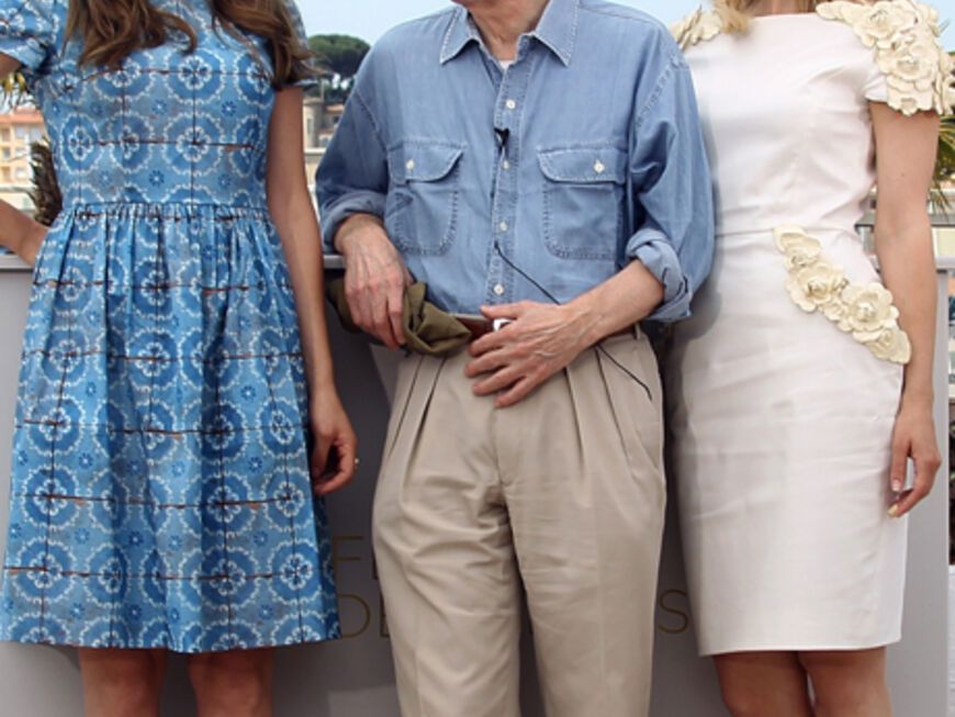 Da fühlt sich Woody Allen wohl - zwei schöne Frauen an seiner Seite. Seine Komödie "Midnight In Paris" eröffnete die diesjährigen Filmfestspiele