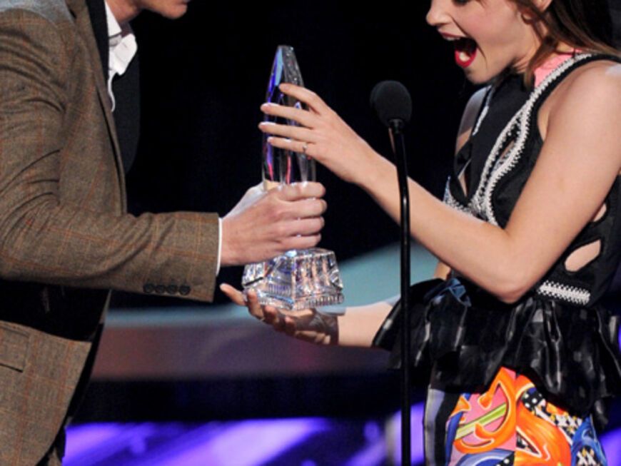 Eddie Redmayne übergibt Emma Watson einen Award. Die ist außer sich vor Freude und hätte allein dafür einen weiteren Preis bekommen sollen. Toll!