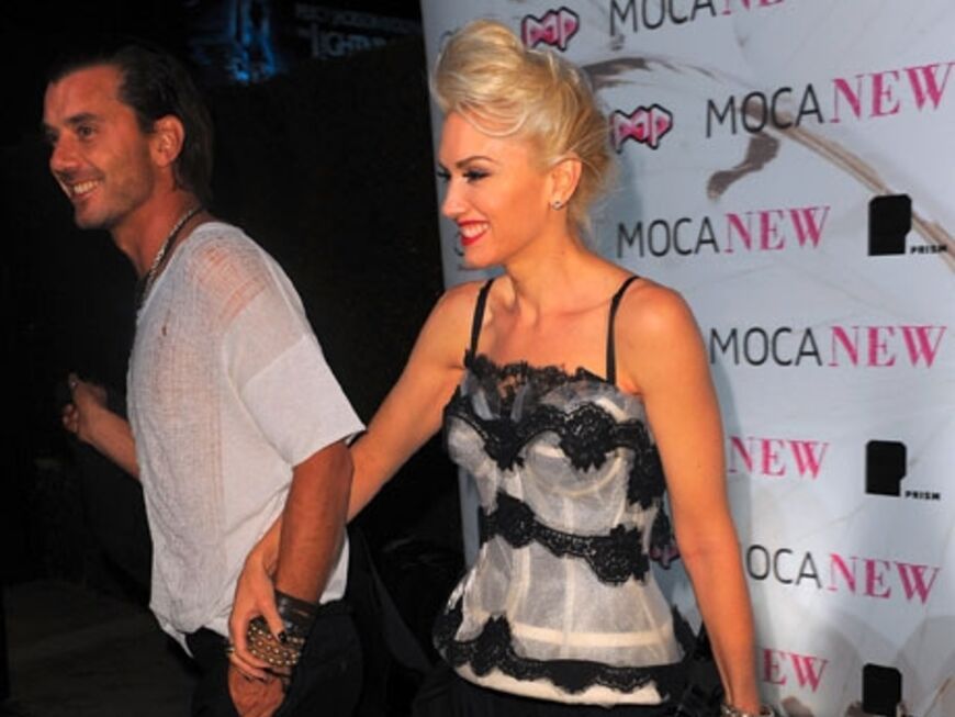 Gwen Stefani und Gavin Rossdale gehen mit schnellen Schritten in den Gala-Saal