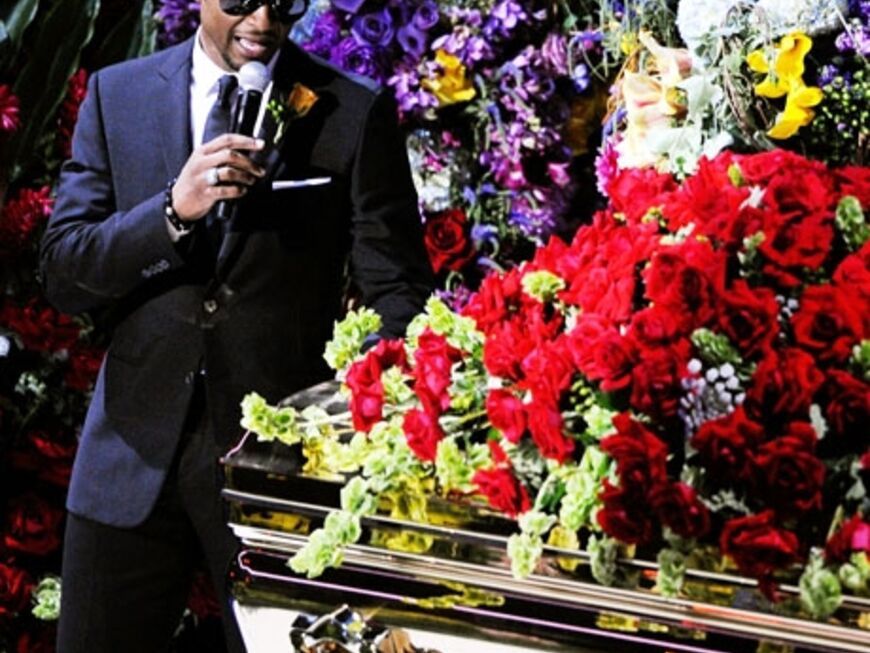 Usher singt das Lied "Gone To Soon" (deutsch.: "Zu früh gegangen"). Im Hintergrund sieht man Bilder aus dem Leben des King of Pop. Während des Liedes verließ er die Bühne und legt zum Abschied seine Hand auf den Sarg. Auch Usher konnte seine Tränen nicht zurück halten