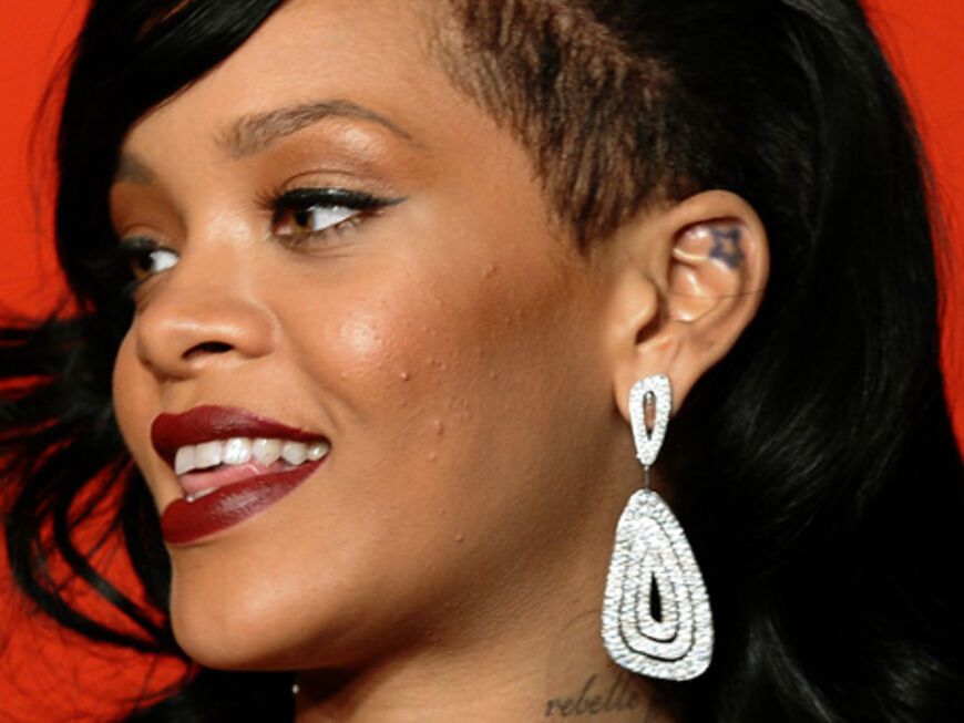 Rihanna zeigte ihren Undercut - und ihren sehr teuren Schmuck