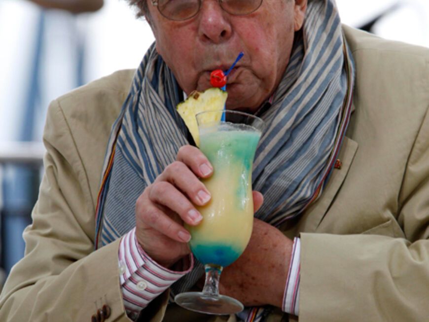 Hellmuth Karasek genießt einen kühlen Drink an Deck