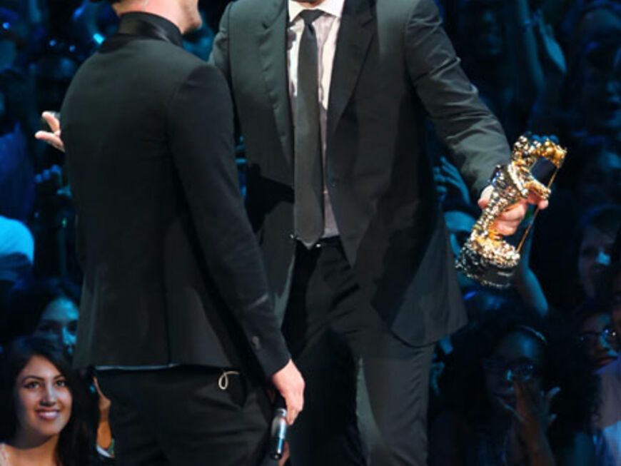 US-Talker Jimmy Fallon freute sich riesig über den Award für seinen Kumpel Justin Timberlake. Insgesamt durfte Justin gleich vier Auszeichnungen entgegennehmen (Video des Jahres, Michael Jackson Video Vanguard Award (Ehrenauszeichnung), Beste Regie und Bester Schnitt)