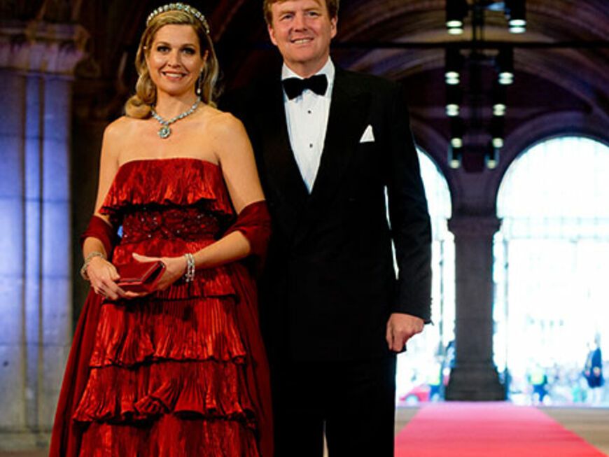 Die Feierlichkeiten zur Inthronisierung von Kronprinz Willem-Alexander der Niederlande und seiner Frau Máxima (in Valentino Couture) haben begonnen. Am Montagabend, 29. April 2013, kamen die prominenten Gäste zum Dinner im Rijksmuseum