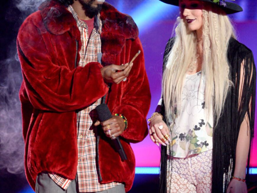 Snoop Dogg und Ke$ha sorgten für einen Skandal. Das musikalische Duo rauchte nämlich provokant auf der Bühne