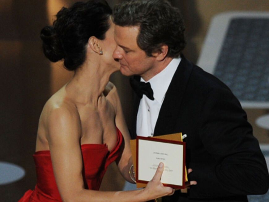 Doch diese Situation meistert die Schauspielerin gekonnt und überreicht Collin Firth einen Oscar
