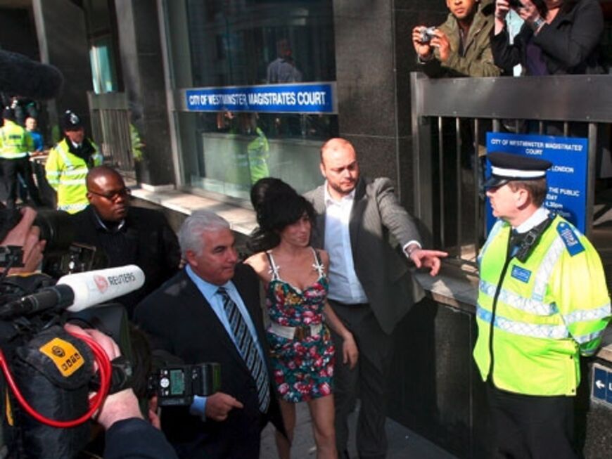 Winehouse verließ auf ihren Stöckelschuhen das Gerichtsgebäude und brauste davon