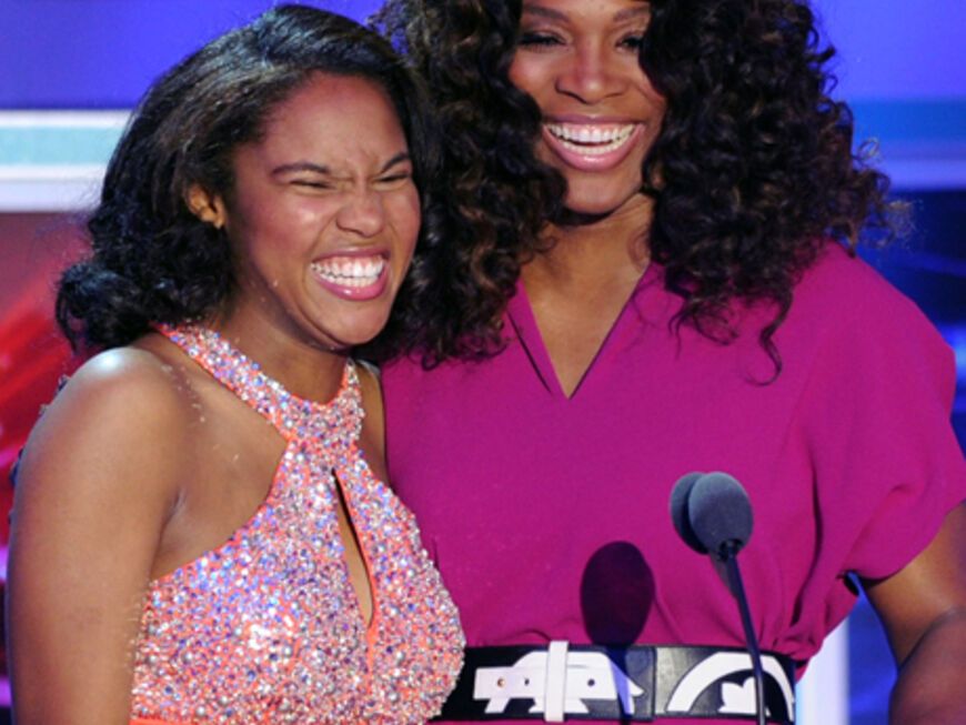 Tennis-As Serena Williams überreicht Adele Taylor eine Trophäe. Die 16-Jährige setzt sich für die Förderung von Alphabetisierung ein