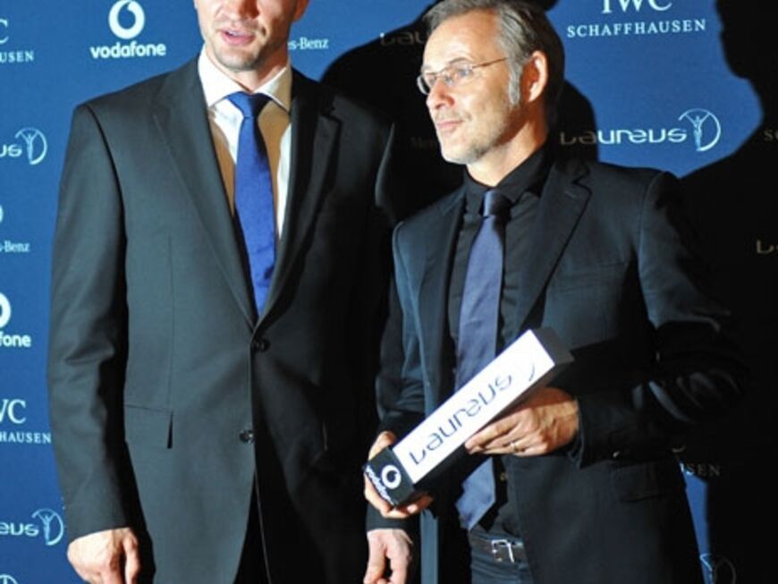 Preisträger Reinhold Beckmann posiert mit Vladimir Klitschko für die Kameras