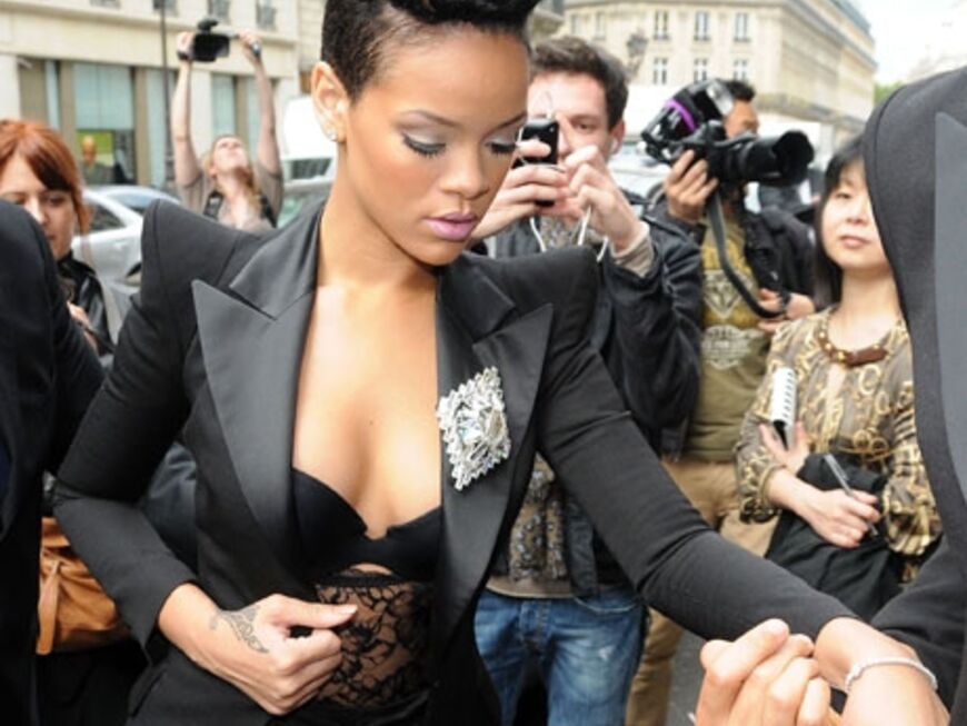 Rihanna kämpft sich durch die Journalistenmenge