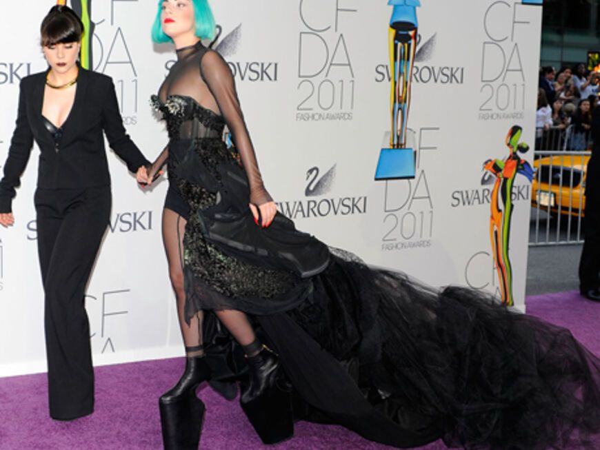 Gut, dass Gaga Unterstützung hatte - ihre Schleppe und ihre Stiefel waren schwer zu steuern
