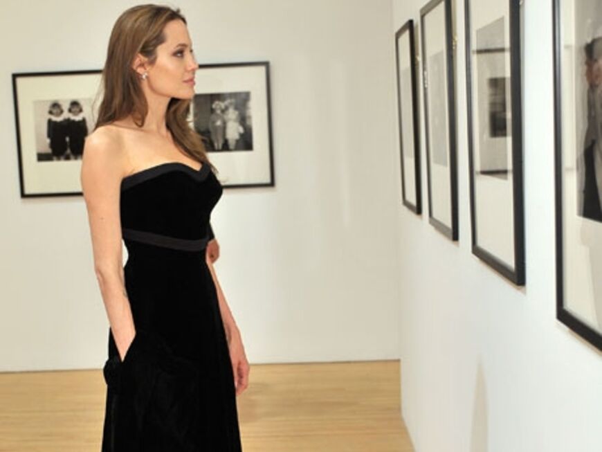 Angelina Jolie sieht sich im Museum  für Gegenwartskunst um