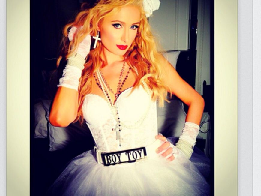 Paris Hilton schlüpfte Halloween 2013 in diverse Outfits. Hier macht sie einen auf Madonna in den 80ern