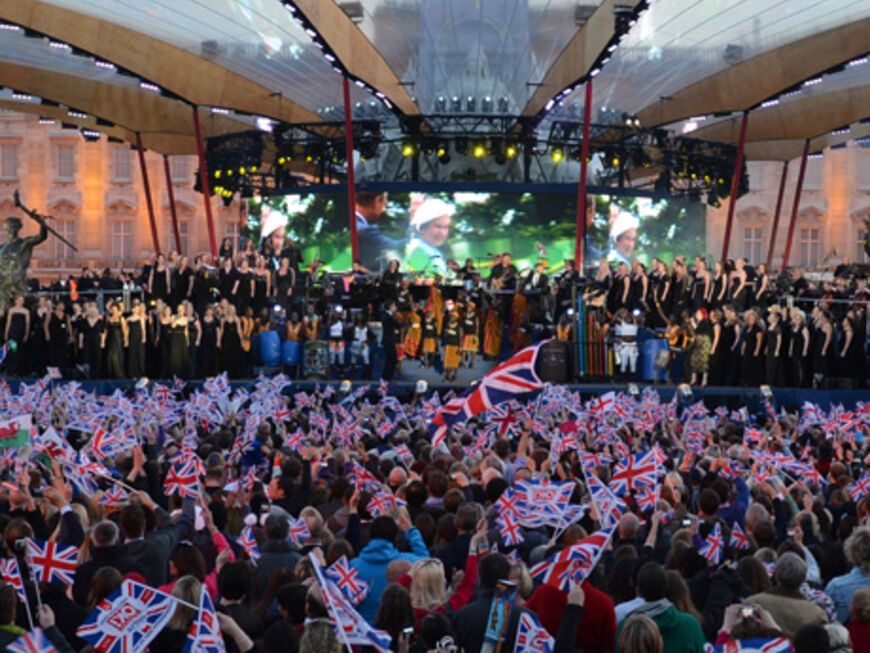 Rund 250.000 Fans und Schaulustige feierten mit der britischen Königsfamilie vor dem Buckingham Palast
