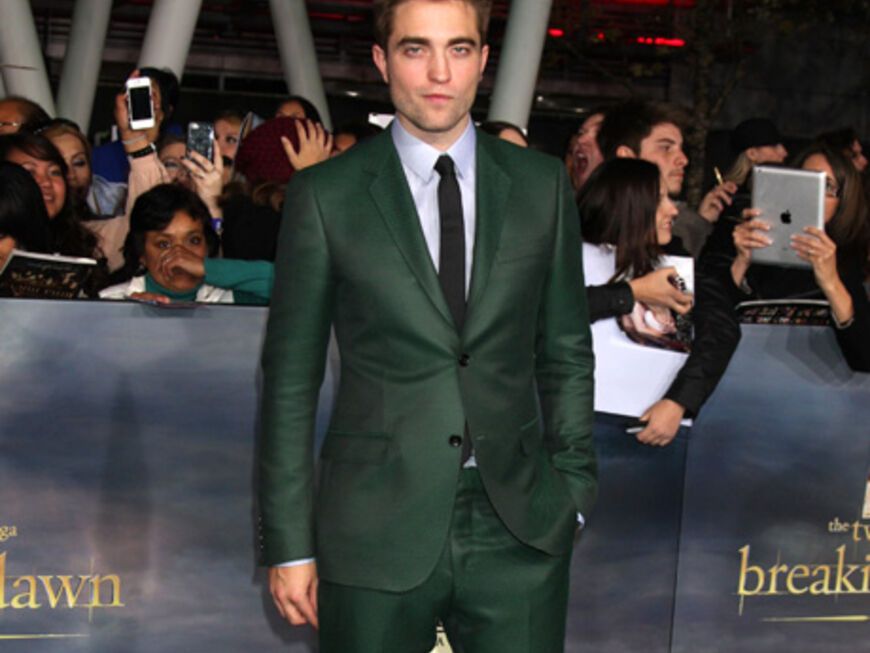 Robert Pattinson kam in Tannengrün (Gucci)