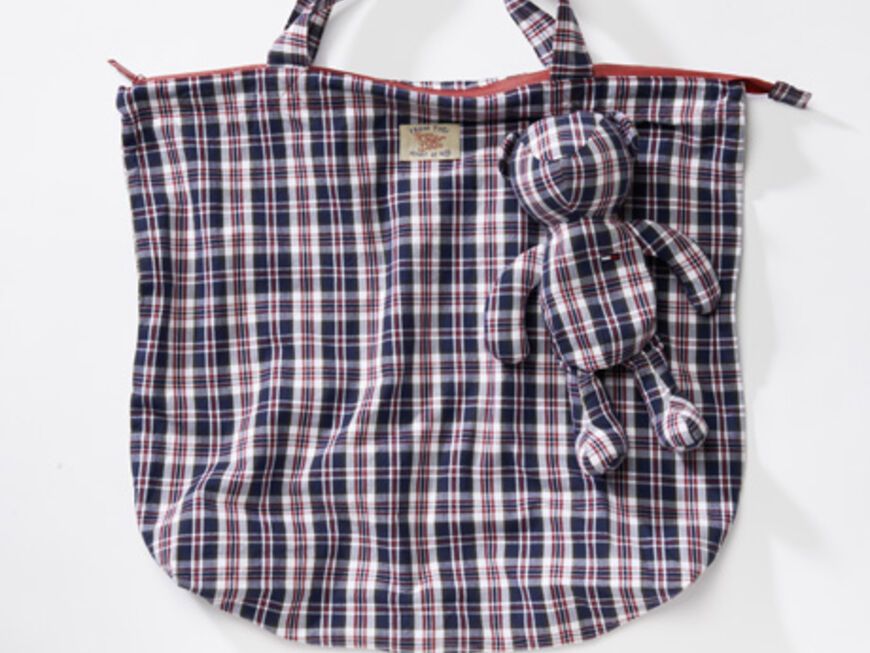 24. Juni 2012: Ideal für Picknick- oder Strandausflüge: Geräumige Textil-Tasche, die sich mit wenigen Handgriffen in dem kleinen Stoffbären verstecken lässt. "Bear Bag" in verschiedenen Designs von Tommy Hilfiger, ca. 40 Euro