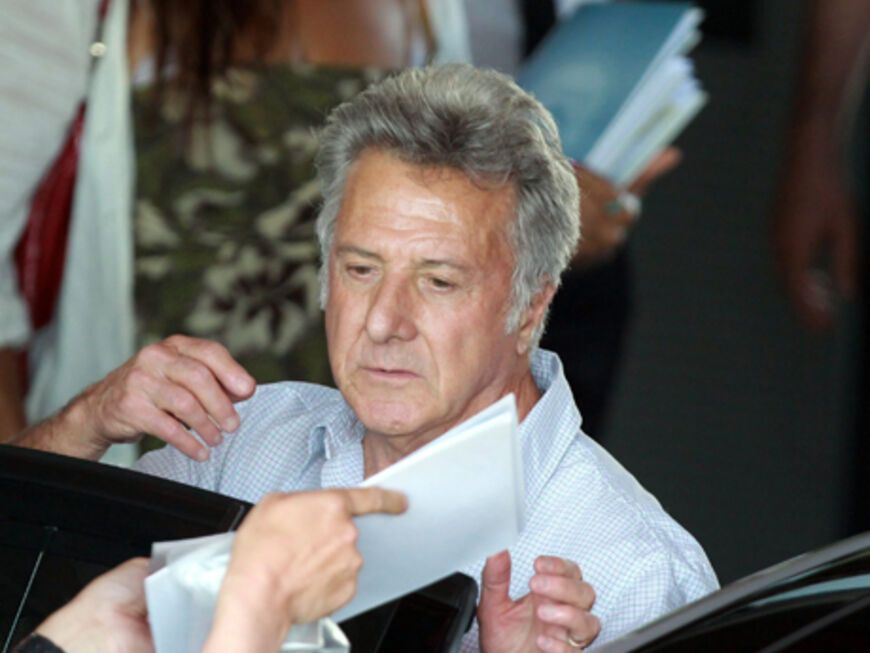 Promis wohin das Auge reicht: Hollywood-Star Dustin Hoffman vergibt schon am Hotel zahlreiche Autogramme