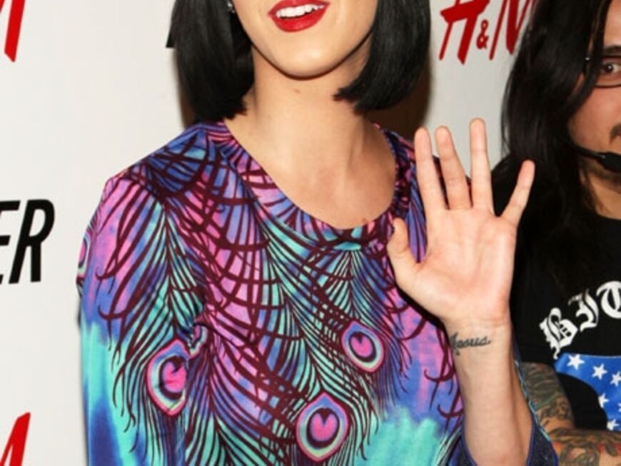 Katy Perry im Matthew Williamson Kleid, aus der H&M-Kollektion