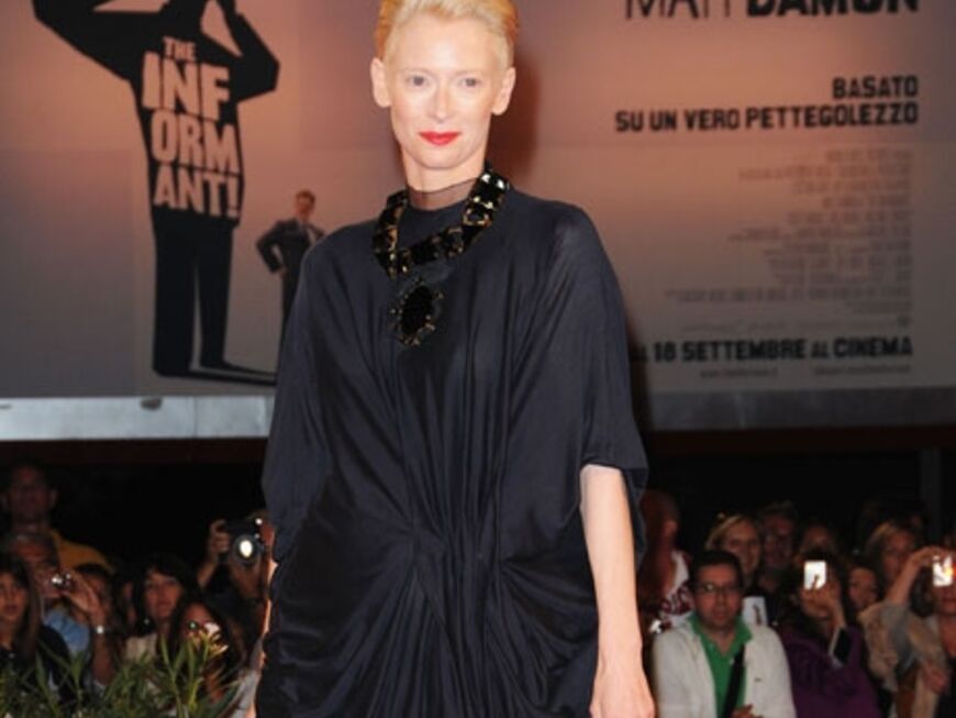 Weites Kleid, rote Lippen - Schauspielerin Tilda Swinton liebt Kontraste